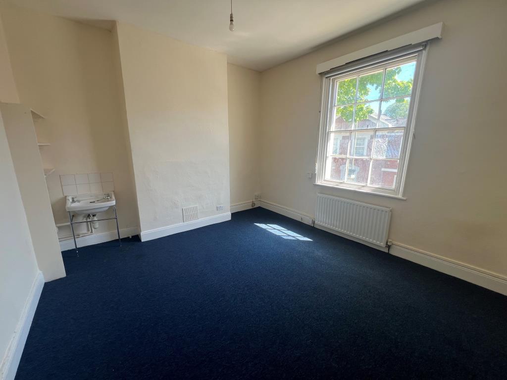 Lot: 61 - END-TERRACE CITY CENTRE PROPERTY FOR IMPROVEMENT - Reception room with sash window